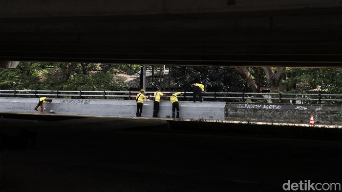 Besi Pembatas Jalan di Pasar Rebo Dicat Ulang Biar Kinclong Personel PPSU kembali dikerahkan untuk melakukan pengecatan ulang besi pembatas di Jalan Raya Bogor, Pasar Rebo, Jakarta Timur, Jumat (22/07/2022).