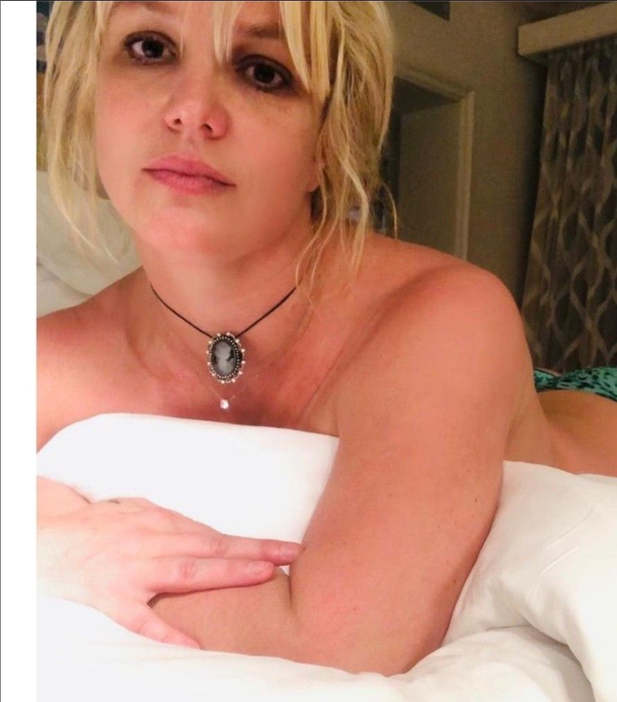 Britney Spears Unggah Foto Topless dan Tanpa Busana