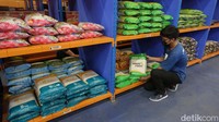 Selain menjual beras sebagai komoditas utamanya, platform yang dibangun Bulog tersebut juga menjajakan produk lain semisal minyak goreng sampai gula.