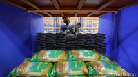 Pekerja Perum Bulog mempersiapkan bahan pangan untuk dikirimkan kepada pembeli di Gudang Ipanganan.com, Tambak Aji, Semarang, Jawa Tengah, Jumat (22/7/2022).