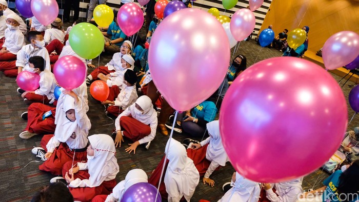 KPK mengadakan dongeng bersama murid SD dalam rangka hari anak nasional. Dongeng mengangkat pesan antikorupsi.