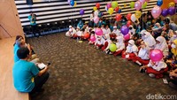 Alexander Marwata membacakan dongeng tikus dan singa kepada anak-anak SD.