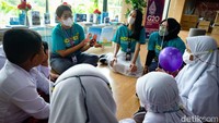 Dongeng juga dibagi ke dalam beberapa kelompok kecil.