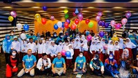Alexander Marwata bersama anak-anak melakukan sesi foto bersama.