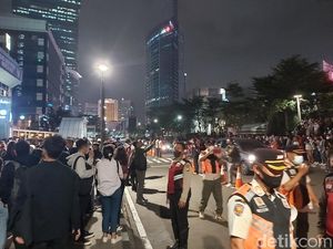 Momen Satpol PP Bubarkan Massa di Citayam Fashion Week Sudirman
