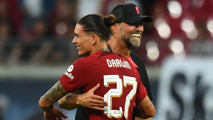 LEIPZIG, GERMANY - JULY 21: ( SUN OUT,THE SUN ON SUNDAY OUT)  Jurgen Klopp manager of Liverpool with Darwin Nunez of Liverpool during the pre-season friendly match between RB Leipzig and Liverpool FC at Red Bull Arena on July 21, 2022 in Leipzig, Germany. (Photo by Andrew Powell/Liverpool FC via Getty Images)