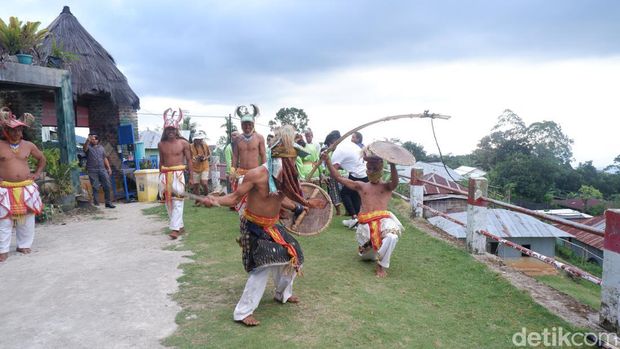 Tarian Caci di Desa Wisata Liang Ndara.