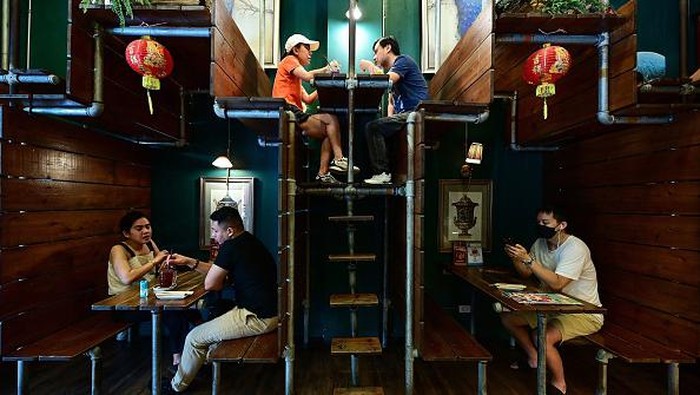 Desain Cafe di Thailand Ini Unik Banget, Cocok Buat Ruangan Sempit People sit at Lhong Tou cafe during lunch time in the Chinatown area of Bangkok on July 22, 2022. (Photo by Manan VATSYAYANA / AFP) (Photo by MANAN VATSYAYANA/AFP via Getty Images)