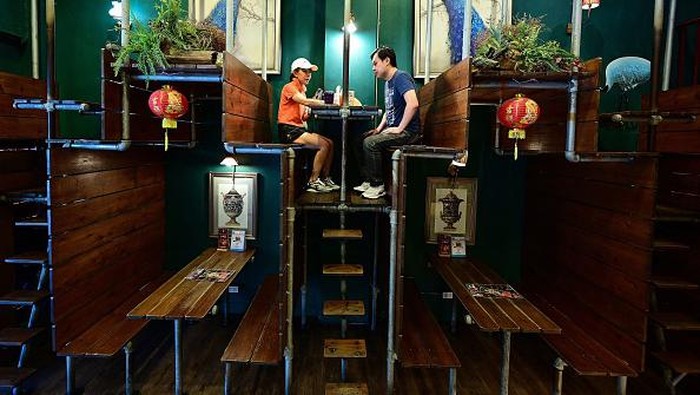 Desain Cafe di Thailand Ini Unik Banget, Cocok Buat Ruangan Sempit People sit at Lhong Tou cafe during lunch time in the Chinatown area of Bangkok on July 22, 2022. (Photo by Manan VATSYAYANA / AFP) (Photo by MANAN VATSYAYANA/AFP via Getty Images)