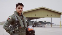 Jadi perjalanan yang saya juga saya nikmati, saya sangat amini prosesnya dari kita syuting adegan dari awal sampai akhirnya filmnya wrap, lanjutnya. Foto: Instagram @devamahenra