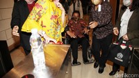 Roy Suryo diperiksa sejak pukul 10.30 WIB. Sekitar pukul 22.20 WIB, Roy Suryo keluar dari ruangan pemeriksaan penyidik di gedung Ditreskrimum Polda Metro Jaya.