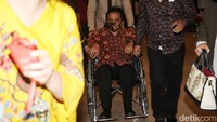 Roy Suryo keluar dari ruang penyidik dengan kursi roda.
