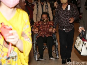 12 Jam Pemeriksaan Tersangka, Roy Suryo Kelelahan hingga Pakai Kursi Roda