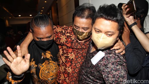 Roy Suryo telah menjalani pemeriksaan sebagai tersangka kasus postingan meme stupa Candi Borobudur. Hampir 10 jam Roy Suryo diperiksa.