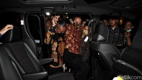 Roy Suryo langsung dibawa masuk ke dalam mobil oleh tim pengacaranya.