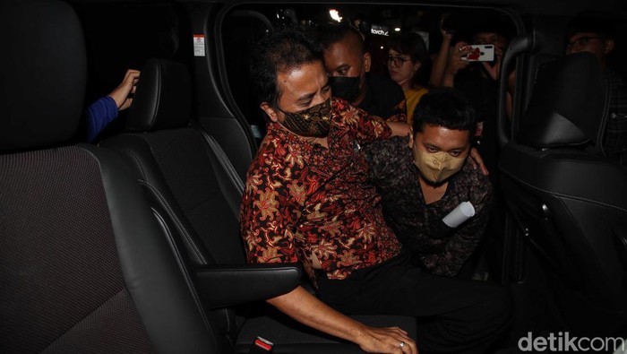 Roy Suryo telah menjalani pemeriksaan sebagai tersangka kasus postingan meme stupa Candi Borobudur. Hampir 10 jam Roy Suryo diperiksa.