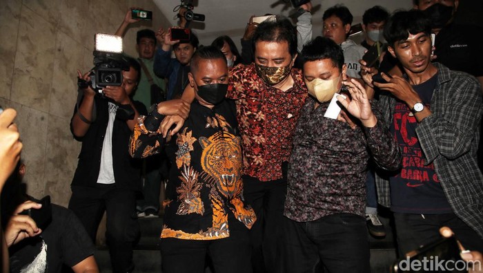 Diperiksa 12 Jam, Roy Suryo Kelelahan Gaes Roy Suryo telah menjalani pemeriksaan sebagai tersangka kasus postingan meme stupa Candi Borobudur. Hampir 10 jam Roy Suryo diperiksa.