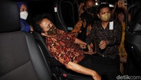 Ini momen saat Roy Suryo kelelahan usai diperiksa selama 12 jam, Jumat (22/7/2022).