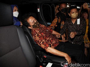 Momen Roy Suryo Diperiksa sebagai Tersangka Keluar Pakai Kursi Roda