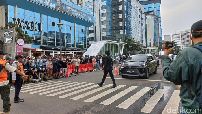 Dishub pasang barrier di bahu jalan Citayam Fashion Week (Anggi Muliawati/detikcom)