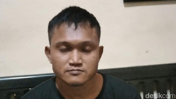 Tampang driver travel gelap yang tabrak rombongan polisi yang tengah jalan sehat, Jumat (22/7/2022).