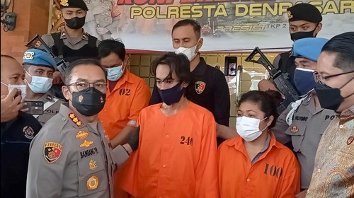 Dua tersangka kekerasan dan/atau penelantaran terhadap anak yang ditemukan dalam kondisi luka lebam dan kaki patah di Jalan Bedugul, Desa Sidakarya, Kecamatan Denpasar Selatan, Kota Denpasar, Bali.