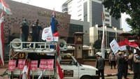 Dalam aksinya, Pekat IB menyampaikan bahwa masih banyak masyarakat yang percaya dan mendukung penuh kepada Kepolisian untuk berani mengungkap kasus tersebut.