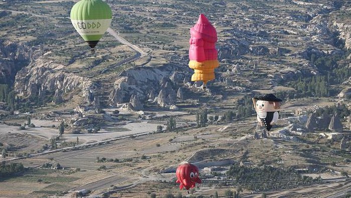 Festival Balon Udara Meriahkan Langit Cappadocia di Turki NEVSEHIR, TURKIYE - JULY 22: Hot air balloons featuring various figures glide over the sky at Cappadocia during the 3rd International Cappadocia Hot Air Balloon Festival in Nevsehir, Turkiye on July 22, 2022. (Photo by Behcet Alkan/Anadolu Agency via Getty Images)