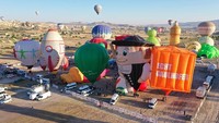 Selain itu ada 25 balon udara berbentuk khusus dari 12 negara.