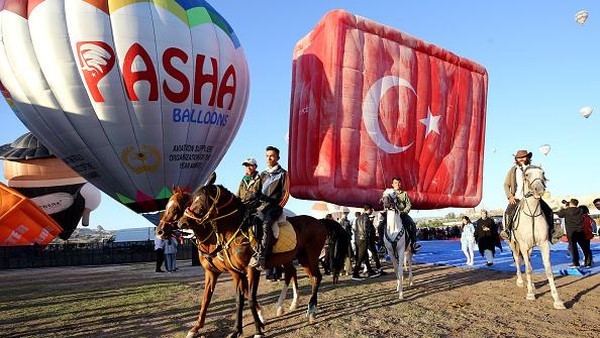 Puluhan balon udara ini memenuhi langit Cappadocia.