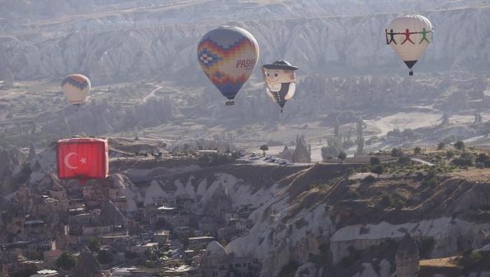 Festival Balon Udara Meriahkan Langit Cappadocia di Turki NEVSEHIR, TURKIYE - JULY 22: Hot air balloons featuring various figures glide over the sky at Cappadocia during the 3rd International Cappadocia Hot Air Balloon Festival in Nevsehir, Turkiye on July 22, 2022. (Photo by Behcet Alkan/Anadolu Agency via Getty Images)