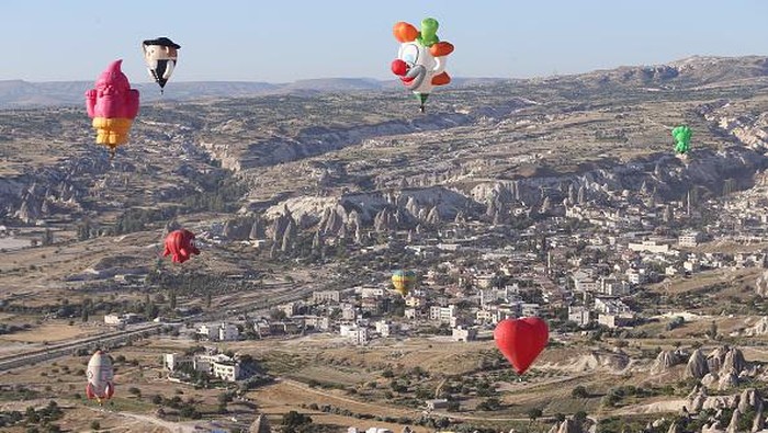 Festival Balon Udara Meriahkan Langit Cappadocia di Turki NEVSEHIR, TURKIYE - JULY 22: Hot air balloons featuring various figures glide over the sky at Cappadocia during the 3rd International Cappadocia Hot Air Balloon Festival in Nevsehir, Turkiye on July 22, 2022. (Photo by Behcet Alkan/Anadolu Agency via Getty Images)