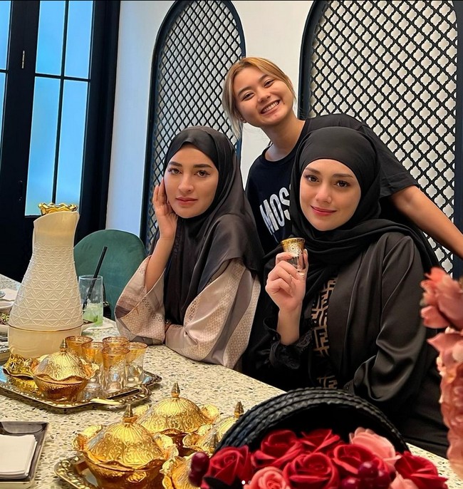 Bertemu dengan Celine Evangelista, Shandy Purnamasari salfok dengan penampilan artis yang dikabarkan dekat dengam Marshel Widianto itu. Air zam zam, kurma, kacang arab, abaya, kurmanya apalagi ya😁😁. Btw slide 2 adem gitu yaaahh liatnya hihi, tulis Shandy. Foto: Dok. Instagram @shandypurnamasari.