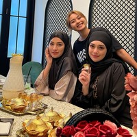 Bertemu dengan Celine Evangelista, Shandy Purnamasari salfok dengan penampilan artis yang dikabarkan dekat dengam Marshel Widianto itu. Air zam zam, kurma, kacang arab, abaya, kurmanya apalagi ya😁😁. Btw slide 2 adem gitu yaaahh liatnya hihi, tulis Shandy. Foto: Dok. Instagram @shandypurnamasari.