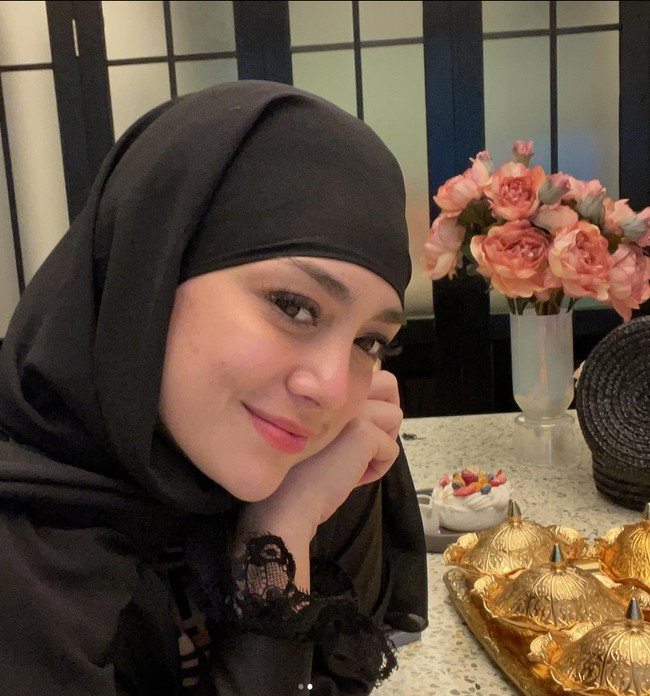 Celine Evangelista kembali memakai hijab pashmina instan saat bertemu Shandy Purnamasari. Ia memakai outer hitam bahan satin dan membentuk simpel hijab pashminanya. Foto: Dok. Instagram @shandypurnamasari.