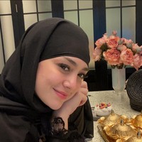 Celine Evangelista kembali memakai hijab pashmina instan saat bertemu Shandy Purnamasari. Ia memakai outer hitam bahan satin dan membentuk simpel hijab pashminanya. Foto: Dok. Instagram @shandypurnamasari.
