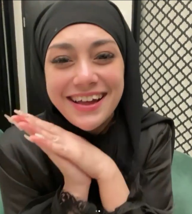 Shandy merekam video ketika Celine Evangelista tampil berhijab. Celine mengaku senang mendapatkan kurma dan air zam-zam. Warganet ada yang memuji penampilan Celine dan bertanya agama yang dianut oleh Celine. Serius nanya Celine itu agamanya apa? tanya akun @aysila.husna.79462815. Masya Allah, kak @celine_evangelista cantikkkk panglingggg😍, puji @efrita14. Mommy Celine cantiknya masyaallah❤️, kata @hanif_millati. Foto: Dok. Instagram @shandypurnamasari.