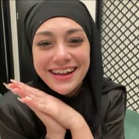 Shandy merekam video ketika Celine Evangelista tampil berhijab. Celine mengaku senang mendapatkan kurma dan air zam-zam. Warganet ada yang memuji penampilan Celine dan bertanya agama yang dianut oleh Celine. Serius nanya Celine itu agamanya apa? tanya akun @aysila.husna.79462815. Masya Allah, kak @celine_evangelista cantikkkk panglingggg😍, puji @efrita14. Mommy Celine cantiknya masyaallah❤️, kata @hanif_millati. Foto: Dok. Instagram @shandypurnamasari.