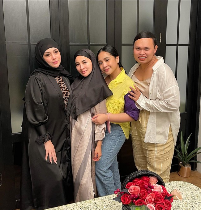 Celine Evangelista juga tampil pakai hijab saat bertemu dengan Nagita Slavina, Shandy Purnamasari dan fashion stylist Wanda Haraa. Momen tersebut diunggah Shandy lewat akun Instagramnya. Mendadak menu @pavebistro air zam zam dan kurma yaa #masyaallahtabarakallah, tulis @shandypurnamasari. Foto: Dok. Instagram @shandypurnamasari.