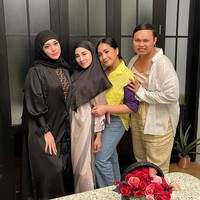 Celine Evangelista juga tampil pakai hijab saat bertemu dengan Nagita Slavina, Shandy Purnamasari dan fashion stylist Wanda Haraa. Momen tersebut diunggah Shandy lewat akun Instagramnya. Mendadak menu @pavebistro air zam zam dan kurma yaa #masyaallahtabarakallah, tulis @shandypurnamasari. Foto: Dok. Instagram @shandypurnamasari.