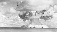 Berjuta ton air laut langsung naik ke langit bercampur dengan gas.
