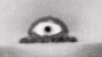 Tak melulu awan jamur, ada pula yang terlihat seperti mata saat uji coba nuklir dilakukan di Laboratorium Nasional Los Alamos di New Meksiko pada 1945.