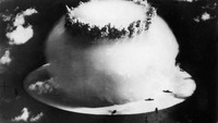 Ini adalah awan jamur raksasa yang muncul usai ledakan nulir di di Bikini Atoll di Kepulauan Mashall, Samudera Pasifik, 1946.