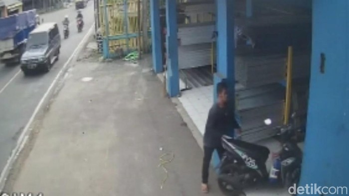 Foto hasil tangkapan layar rekaman CCTV aksi pencurian sepeda motor.