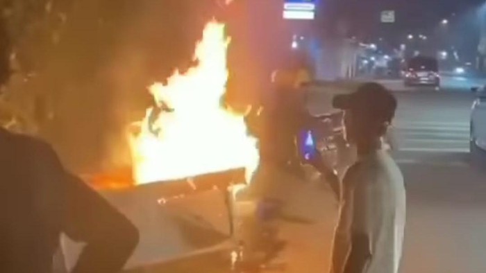 Gerobak Kacang Rebus Terbakar Usai Diseruduk Motor di Tangerang (Istimewa)