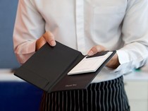 Mulia! Pria Misterius Traktir Orang yang Berbagi Tempat Duduk di Kedai