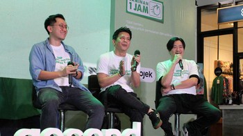 Head of Logistics Gojek, Steven Halim, GoSend Ambassador, Ariel NOAH, Head of Marketing Logistics Gojek, Marsela Renata, dan Creative Director of Creative Labs Gojek, Bahari Ck, berbincang saat Remake Video Ada Apa Denganmu Jadi Strategi Ampuh GoSend Instant Jaminan 1 Jam Gaet Pengguna, di Jakarta.
