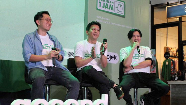 GoSend Gandeng Ariel NOAH Dari ki-ka : Head of Logistics Gojek, Steven Halim (kiri), GoSend Ambassador, Ariel NOAH - Head of Marketing Logistics Gojek, Marsela Renata - Creative Director of Creative Labs Gojek, Bahari Ck berbincang saat Remake Video