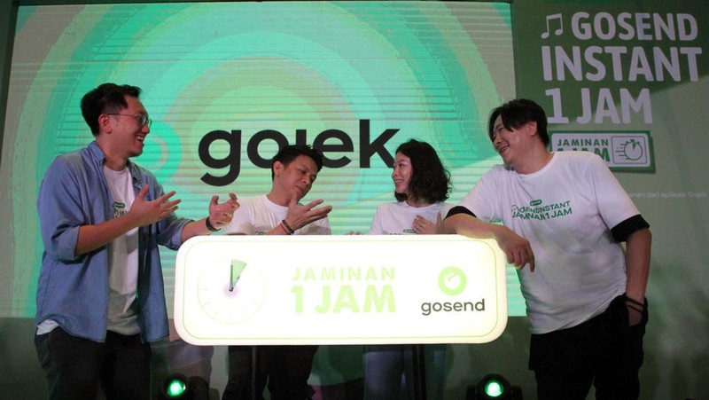 Dari ki-ka : Head of Logistics Gojek, Steven Halim (kiri), GoSend Ambassador, Ariel NOAH -  Head of Marketing Logistics Gojek, Marsela Renata - Creative Director of Creative Labs Gojek, Bahari Ck  berbincang saat Remake Video 