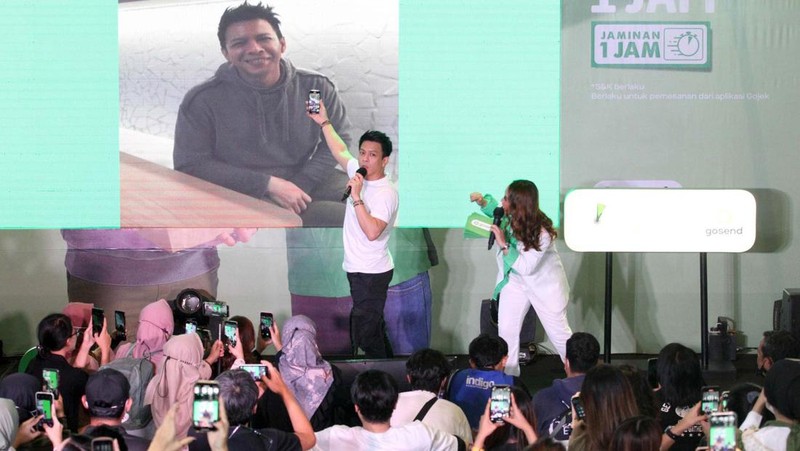 Dari ki-ka : Head of Logistics Gojek, Steven Halim (kiri), GoSend Ambassador, Ariel NOAH -  Head of Marketing Logistics Gojek, Marsela Renata - Creative Director of Creative Labs Gojek, Bahari Ck  berbincang saat Remake Video 